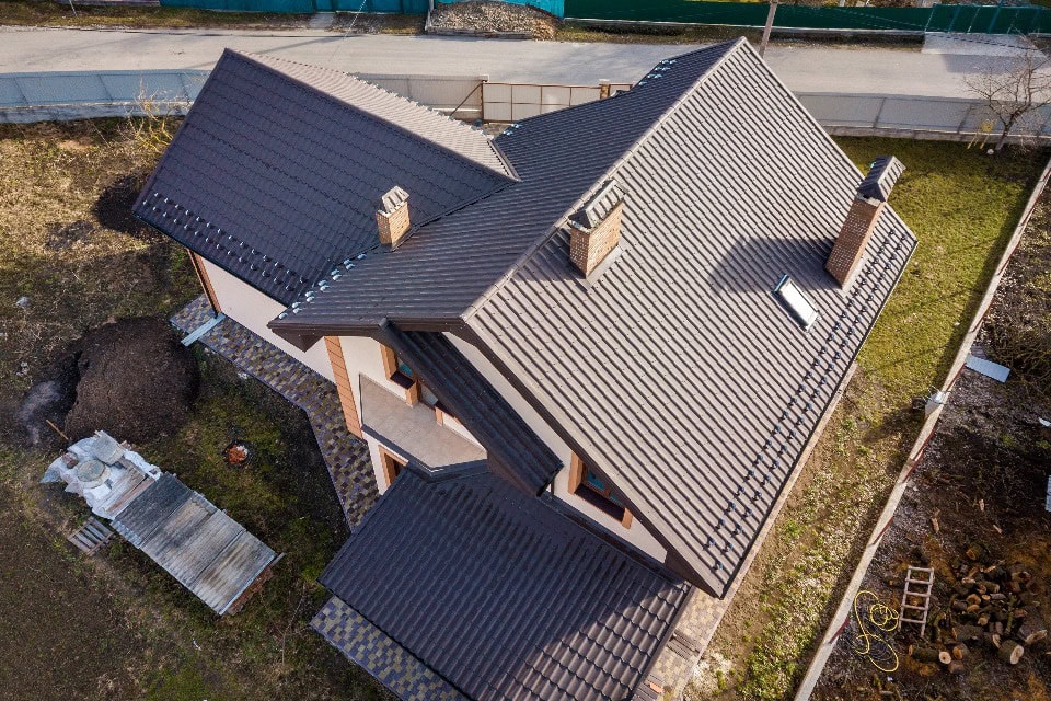 Luftaufnahme eines Gebäudes mit Steildach