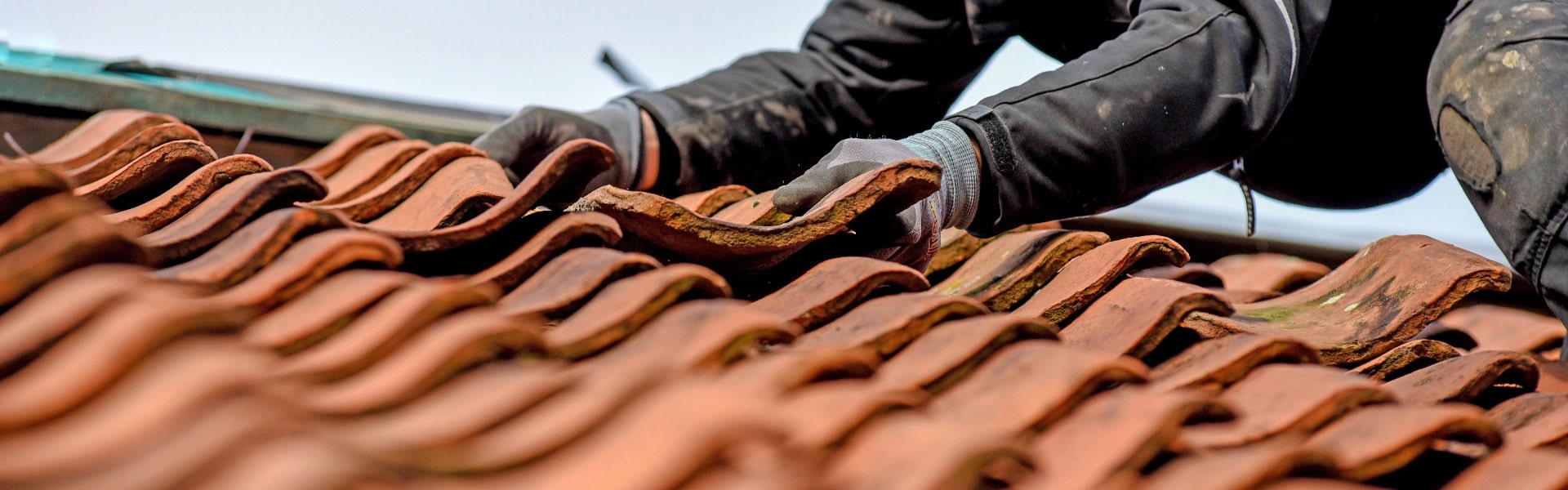 Dachdecker auf dem Dach Arbeistsicherheit